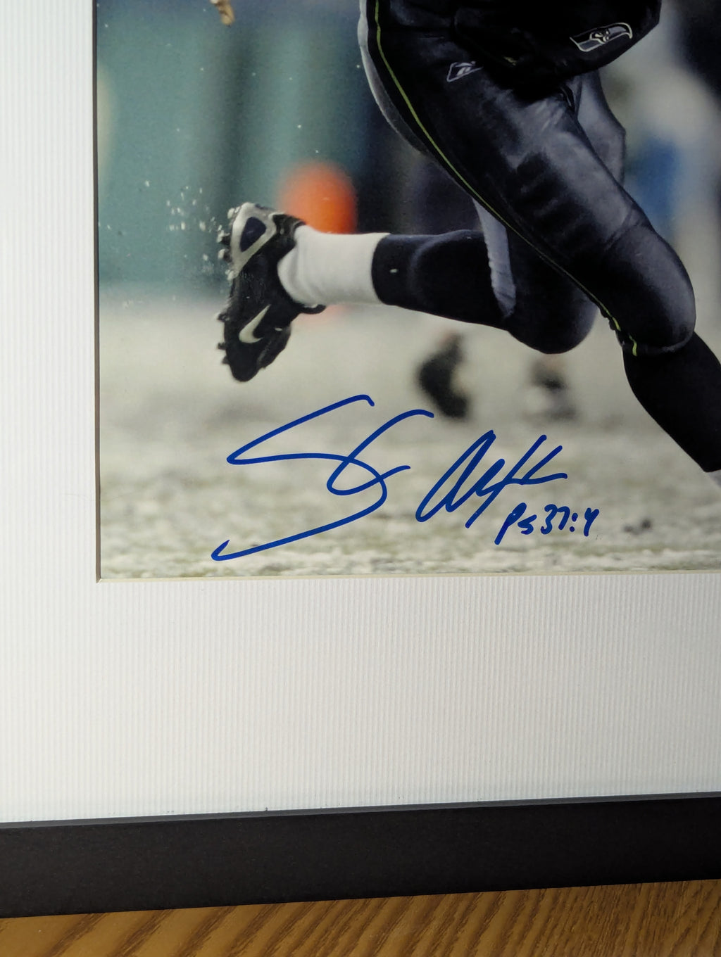 Shaun Alexander - Signed 8x10 (Beckett)