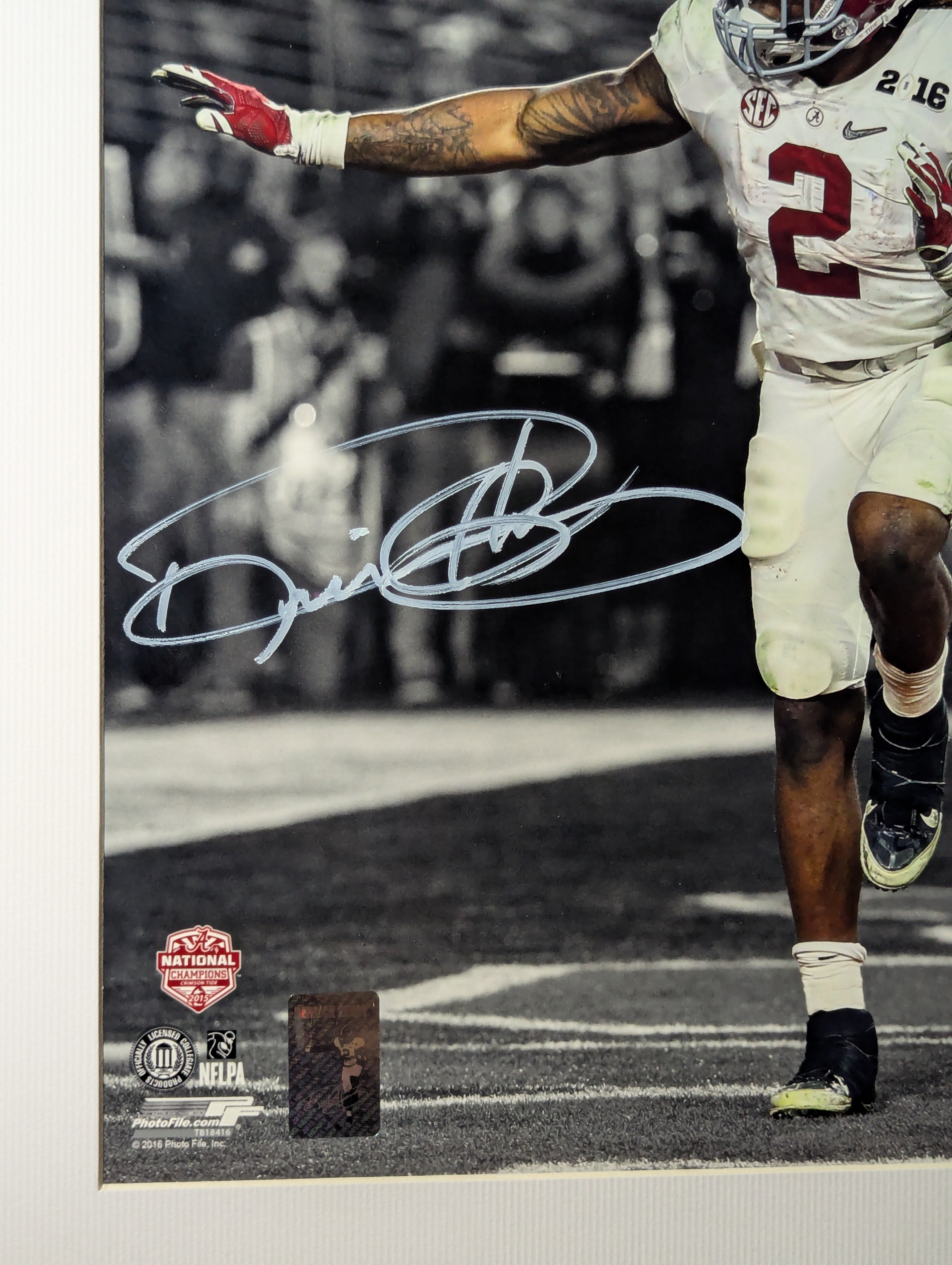 Derrick Henry - Signed 8x10 (Beckett)